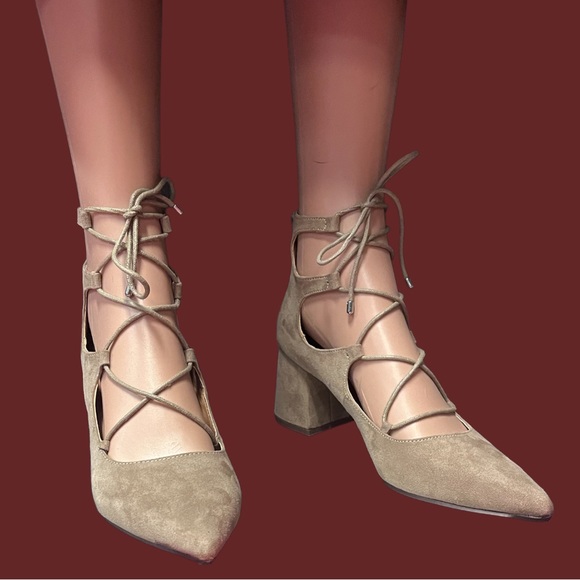 NWT Report ballet style laced pointed toe chunky heal pumps. Size 8 🩰👡 - Picture 2 of 6